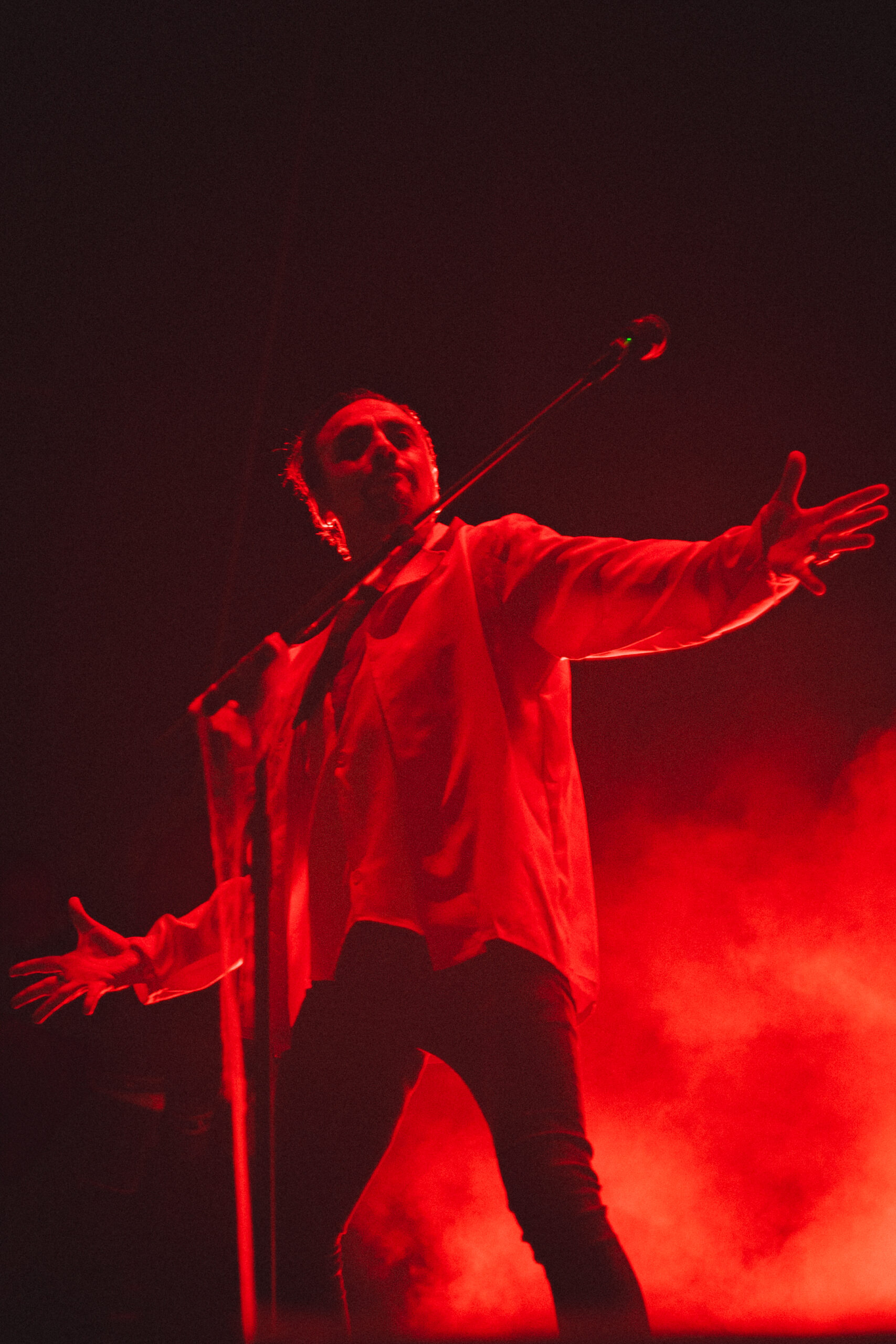 Javiera Mena y Lucybell en teatro Coliseo: Un ritual entre rosas y baquetas