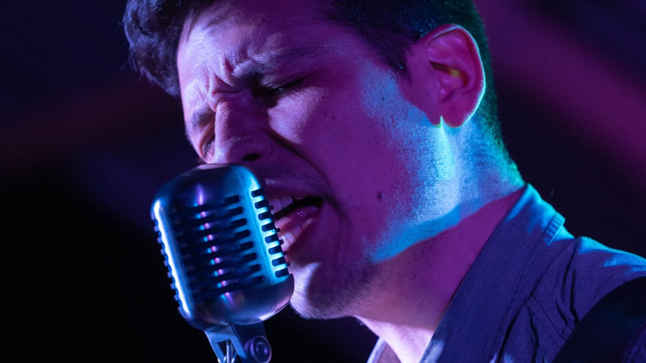 Conversamos con Andrés Arancibia por su single debut “Comunicación Violenta”